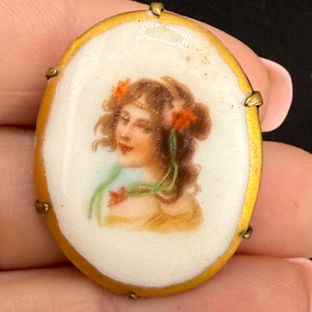 Vintage Victorian Hand Painted Porcelain Cameo Brooch‎